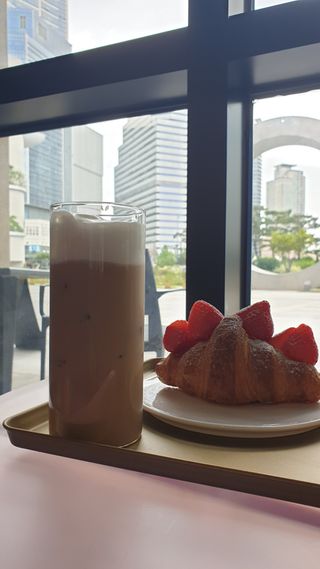 아방갤러리카페 용산아이파크몰점 [아방갤러리카페] 음료 택 2 +  베이커리 5종 중 택 1 — 5점을 준 리뷰어가 2021년 5월 올린 사용 사진