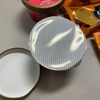 롯데제과 본젤라또 비스킷&바닐라카라멜바, 본젤라또 베리쇼콜라컵 — 5점을 준 리뷰어가 2021년 12월 올린 사용 사진