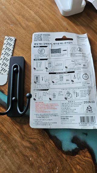 [3M 코맨드] 가방걸이 다용도훅 + 욕실용 매트블랙 더블훅 — 5점을 준 리뷰어가 2024년 6월 올린 사용 사진