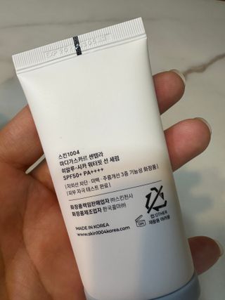[스킨1004] 마다가스카르 센텔라 히알루-시카 워터핏 선세럼 50ml — 5점을 준 리뷰어가 2024년 5월 올린 사용 사진