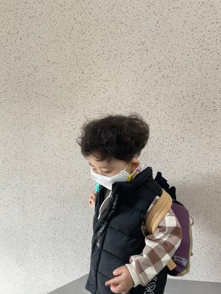 위케어 KF94 마스크 숨쉬기편한 귀안아픈마스크 국산원부자재 사용 식약처 승인 마스크 — 5점을 준 리뷰어가 2021년 4월 올린 사용 사진
