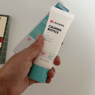 리더스코스메틱 리더스 카밍 바이오틱스 선 에센스 SPF 50+ PA++++ — 5점을 준 리뷰어가 2022년 8월 올린 사용 사진