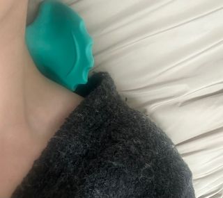 힐니스북 [힐마이넥]   거북목 통증완화를 위한 휴대용 목 안마기 — 5점을 준 리뷰어가 2022년 12월 올린 사용 사진
