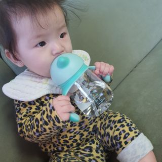 유비맘 트라이탄 코니빨대컵_컬러 랜덤 발송 — 5점을 준 리뷰어가 2021년 2월 올린 사용 사진