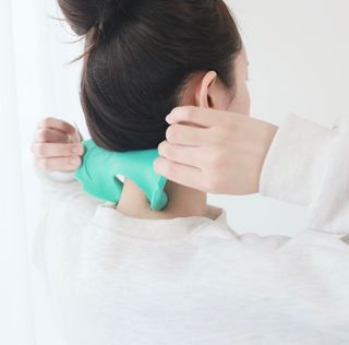 힐니스북 [힐마이넥]   거북목 통증완화를 위한 휴대용 목 안마기 — 5점을 준 리뷰어가 2022년 12월 올린 사용 사진