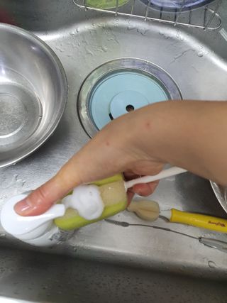 에티튜드 천연 젖병세정제 무향 아토베이비 폼타입 (295ml) 천연 친환경 비건 — 5점을 준 리뷰어가 2022년 8월 올린 사용 사진