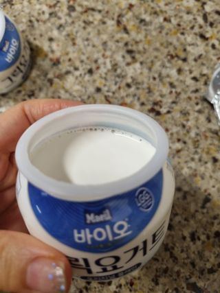 매일바이오 그릭요거트 오리지널 플레인 4개, 로스터리 커피믹스 4개 — 5점을 준 리뷰어가 2021년 12월 올린 사용 사진