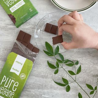 당류2g 자일리톨로 단맛을낸 슈카 퓨어비건 무설탕초콜릿 Xucker vegan 2개입 — 5점을 준 리뷰어가 2021년 4월 올린 사용 사진