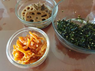 하나마이 [마마쿡] 전 청와대 천상현 셰프의 밑반찬  5종세트(소고기 장조림+연근조림+진미채+간장김자반+새우김자반) — 5점을 준 리뷰어가 2023년 4월 올린 사용 사진