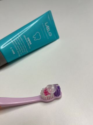 치과에서 쓰는 치약 _ 라벨제로 저불소 꼬마, 키즈, 유아, 베이비, 주니어 안전한 어린이치약 — 5점을 준 리뷰어가 2022년 11월 올린 사용 사진