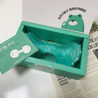 힐니스북 [힐마이넥]   거북목 통증완화를 위한 휴대용 목 안마기 — 4점을 준 리뷰어가 2022년 12월 올린 사용 사진