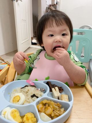 유비맘 캐릭터 실리콘 흡착 식판_색상 랜덤발송 — 3.5점을 준 리뷰어가 2021년 1월 올린 사용 사진