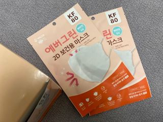 [에버그린] 2D 새부리형 KF80 중형 화이트 25매 — 5점을 준 리뷰어가 2021년 8월 올린 사용 사진