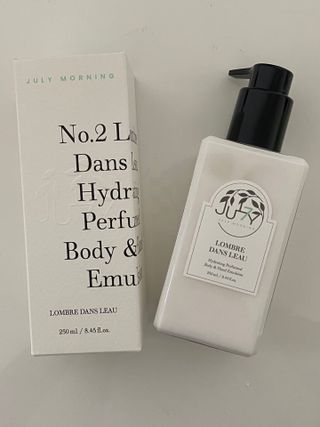 줄라이 모닝 _ JULY MORNING 줄라이모닝 하이드레이팅 퍼퓸드 바디앤핸드 에멀젼 — 5점을 준 리뷰어가 2021년 10월 올린 사용 사진
