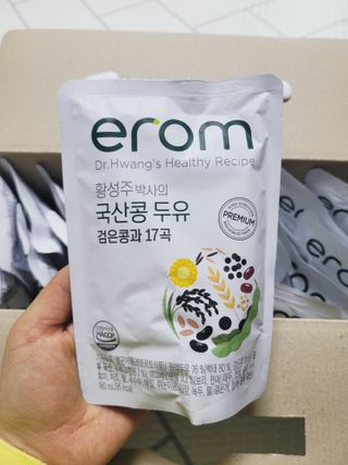 이롬 황성주 박사의 국산콩 두유 검은콩과 17곡 프리미엄 — 4점을 준 리뷰어가 2021년 5월 올린 사용 사진