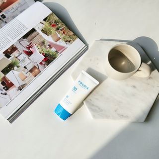 틱톡 [후르디아] 백탁NO! 화잘먹 수분광 선 에센스✨ — 5점을 준 리뷰어가 2023년 9월 올린 사용 사진