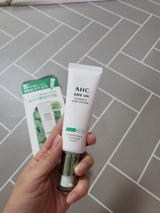 [AHC] 세이프온 에센스 선크림 올리브영 스페셜 증정 기획세트 — 5점을 준 리뷰어가 2022년 6월 올린 사용 사진