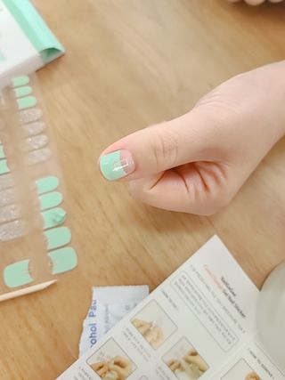 [네일가게] 햇빛에 닿으면 색이 변하는 신기한 햇살 반전 네일스티커 — 5점을 준 리뷰어가 2021년 8월 올린 사용 사진