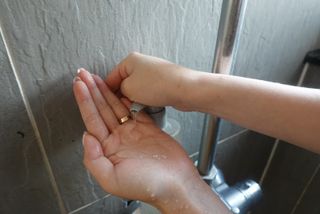 MOAMANEMUNAH 모아만에무나 플러스 두피 탈모 완화 기능성 샴푸 + 브러쉬 2종 세트 — 5점을 준 리뷰어가 2021년 10월 올린 사용 사진