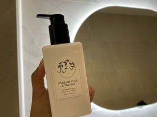 줄라이 모닝 _ JULY MORNING 줄라이모닝 하이드레이팅 퍼퓸드 바디앤핸드 에멀젼 — 5점을 준 리뷰어가 2021년 9월 올린 사용 사진