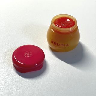[후르디아] 올리브영 꿀과즙 립밤 2종 (블루베리/석류) — 5점을 준 리뷰어가 2022년 12월 올린 사용 사진