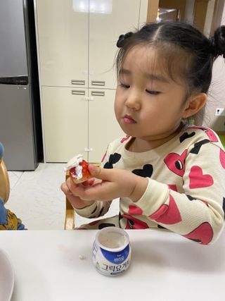 매일바이오 그릭요거트 오리지널 플레인 4개, 로스터리 커피믹스 4개 — 5점을 준 리뷰어가 2021년 12월 올린 사용 사진