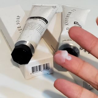 멈칫(MUMCHIT) 넥퍼퓸 NECKPERFUME 2가지 향 — 5점을 준 리뷰어가 2021년 11월 올린 사용 사진