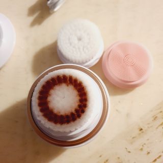 디하우트 랩 디하우트랩 클렌징 피부관리기 진동클렌저 실리콘+2종 인조모 브러시 — 5점을 준 리뷰어가 2021년 11월 올린 사용 사진