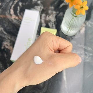 아이레시피 마일드시카 브라이트닝 업 선스크린 SPF50+ PA++++ — 4점을 준 리뷰어가 2023년 6월 올린 사용 사진