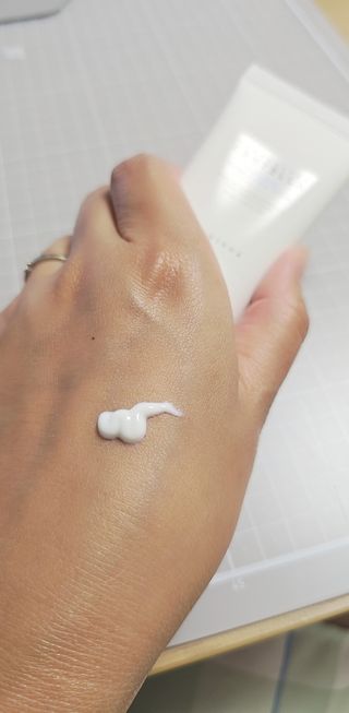 [스킨1004] 마다가스카르 센텔라 히알루-시카 워터핏 선세럼 50ml — 5점을 준 리뷰어가 2024년 5월 올린 사용 사진