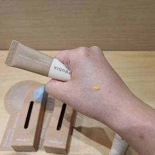 [후르디아] 올리브영 착한보습 비건 립버터 2종 — 5점을 준 리뷰어가 2021년 12월 올린 사용 사진