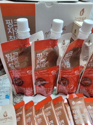 자연에온 핑크 자몽 착즙 100mL 10개입 1BOX +가 득담은 자몽 콜라겐 젤리스틱 1BOX — 5점을 준 리뷰어가 2021년 6월 올린 사용 사진