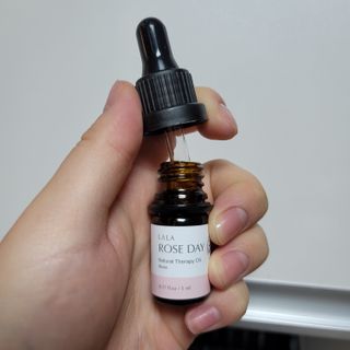 라라로즈데이 시즌2 천연 아로마오일 Y존 케어 속옷향수 이너퍼퓸 5ml  여성의 자존감을 UP시키자 — 3.5점을 준 리뷰어가 2021년 10월 올린 사용 사진