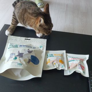 [펫시밀] 원물그대로 영양듬뿍 진공동결건조 치킨텐더100g, 열빙어트릿100g 강아지 고양이 간식 — 5점을 준 리뷰어가 2023년 5월 올린 사용 사진
