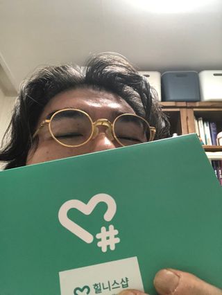 힐니스북 [힐마이넥]   거북목 통증완화를 위한 휴대용 목 안마기 — 5점을 준 리뷰어가 2022년 12월 올린 사용 사진