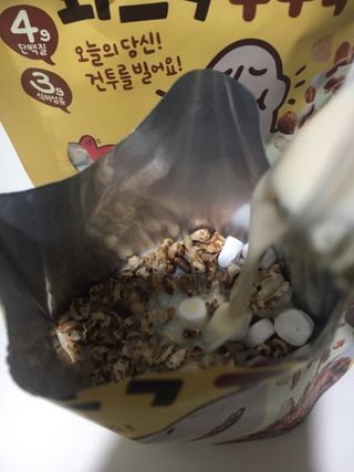 스낵스 와그작후루룩 3종_카카오2봉+아몬드2봉+딸기2봉 (총 6봉) — 5점을 준 리뷰어가 2024년 2월 올린 사용 사진