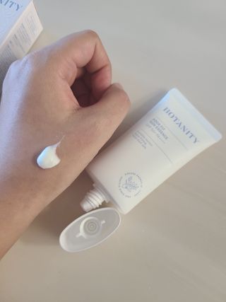 보타니티 촉촉수분자차 아쿠아핏 선 에센스 50ml + 보송톤업자차 징크 선 로션 50ml SPF50+ PA++++ (4/25) — 5점을 준 리뷰어가 2022년 4월 올린 사용 사진