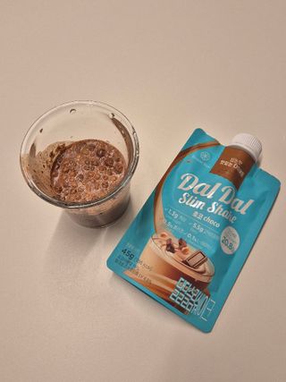 달달슬림쉐이크 구매평★달달슬림 맛있는 단백질 쉐이크 파우치 다이어트 식사대용 프로틴 파우더 보충제 — 5점을 준 리뷰어가 2025년 8월 올린 사용 사진