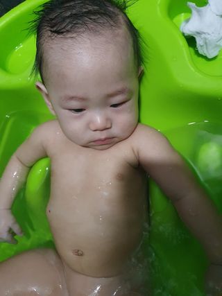 mom e 맘이 내추럴 베이비 케어 샴푸앤바스+로션 — 5점을 준 리뷰어가 2021년 1월 올린 사용 사진