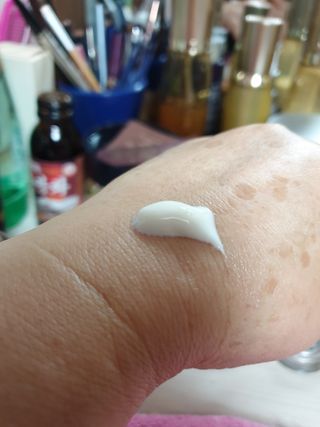 리더스코스메틱 리더스 카밍 바이오틱스 선 에센스 SPF 50+ PA++++ — 5점을 준 리뷰어가 2022년 8월 올린 사용 사진