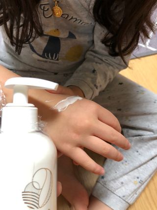 mom e 맘이 내추럴 베이비 케어 샴푸앤바스+로션 — 5점을 준 리뷰어가 2021년 1월 올린 사용 사진