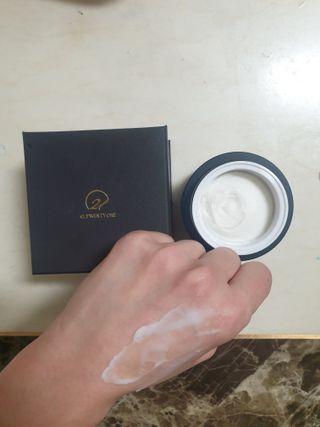 오투에니원 갈락토미세스 비타민 C 프리미엄 블랙스완 크림 50g — 5점을 준 리뷰어가 2022년 12월 올린 사용 사진