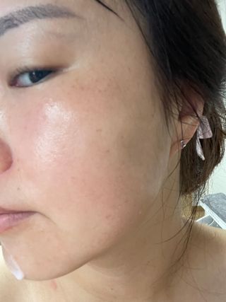 난나 살몬 스파이더 검버섯 미백 톤업 화이트닝 연어 앰플 크림 300ml 대용량 — 3.5점을 준 리뷰어가 2022년 8월 올린 사용 사진