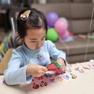 3M 스카치 어린이 양손 가위 블루/핑크색상 + 어린이 양면테이프 — 5점을 준 리뷰어가 2024년 3월 올린 사용 사진