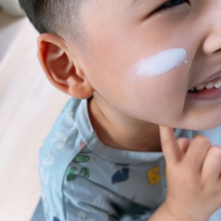 [AHC] 세이프온 에센스 선크림 올리브영 스페셜 증정 기획세트 — 5점을 준 리뷰어가 2022년 6월 올린 사용 사진
