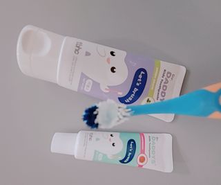 닥터데디스 안심저불소 키즈치약 (라즈베리, 청포도향 중 택 1) 60g +  여행용 미니 치약 15g — 5점을 준 리뷰어가 2022년 7월 올린 사용 사진