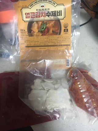 [푸딩팩토리] 얼큰김치수제비 350g  / 우삼겹 김치찌개 185g — 4점을 준 리뷰어가 2022년 10월 올린 사용 사진