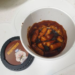 유비쿡 컵떡볶이 매운컵떡볶이2개/ 짜장컵떡볶이 2개  총 4개세트 — 5점을 준 리뷰어가 2021년 4월 올린 사용 사진