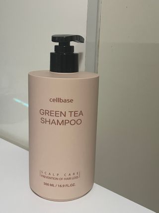 프리마인 더이상 뻣뻣하고 효과없는 탈모샴푸는 NO. 근본부터 케어하는 셀베이스 그린티샴푸(500ml) — 5점을 준 리뷰어가 2023년 4월 올린 사용 사진