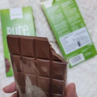 당류2g 자일리톨로 단맛을낸 슈카 퓨어비건 무설탕초콜릿 Xucker vegan 2개입 — 4점을 준 리뷰어가 2021년 4월 올린 사용 사진
